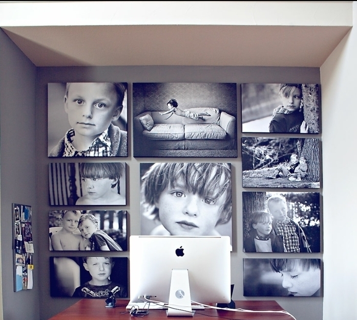 decorar con fotos, preciosa idea con pared decorada de fotos de niños en blanco y negro sin marcos, escritorio de madera y ordenador