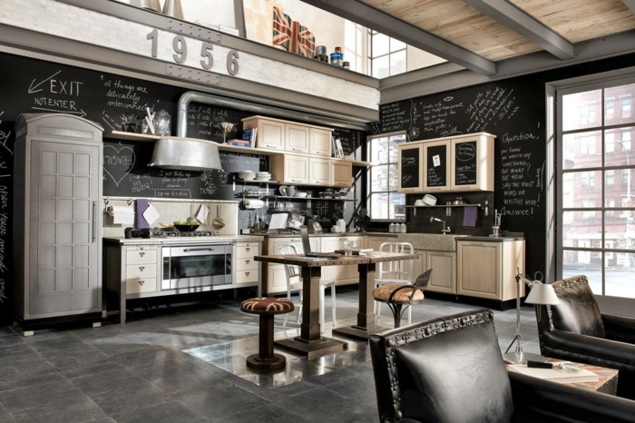 cocina decorada en gris y negro con paredes pizarra y muebles de madera, diseño de cocinas original con mucha decoración