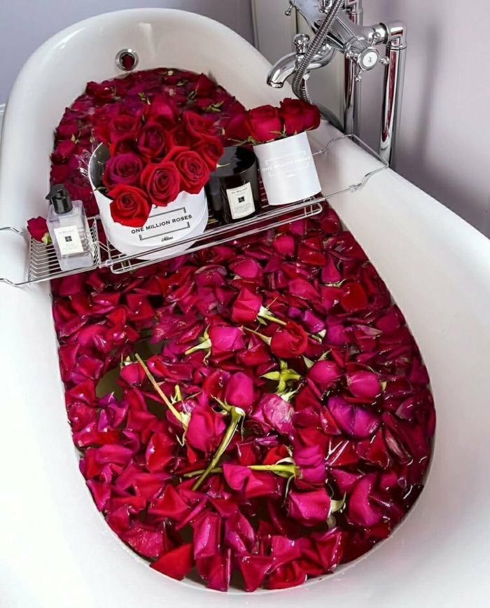 sorprender a tu pareja con una bañera decorada de rosas rojas, jarrón con flores, ideas románticas para el día de los enamorados 
