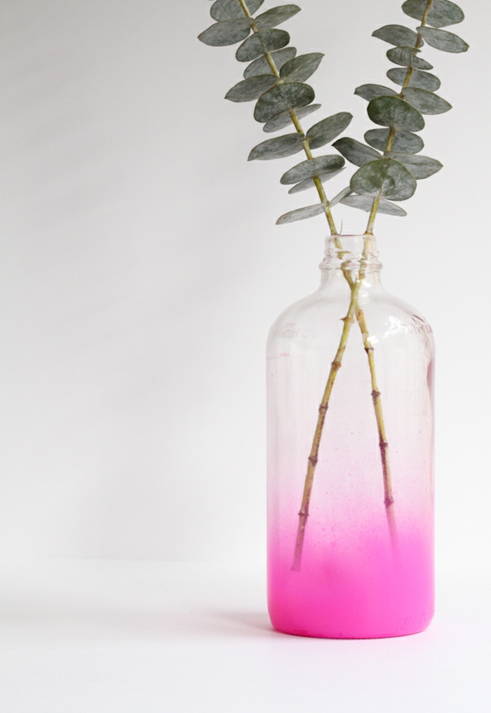 ideas con botellas, botella de vidrio pintada en color rosado, manualidades con botellas faciles y originales 