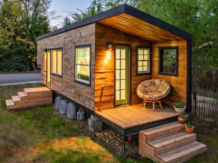 minicasas, micro vivienda prefabricada con muchas ventanas, cubierta pequeña con sillón cómodo, estrellas de madera 