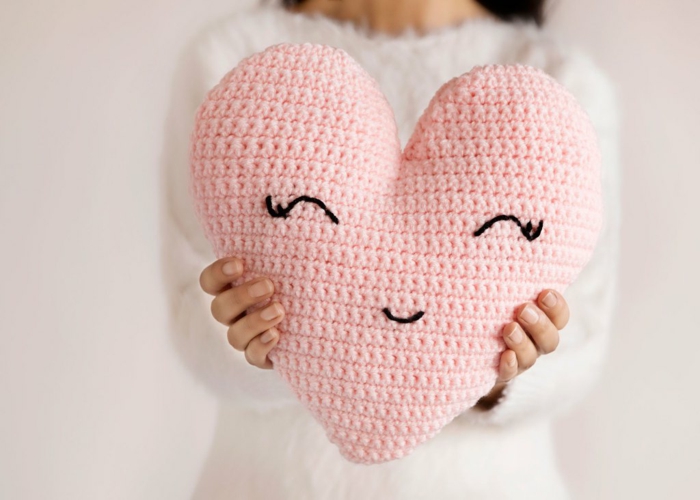 manualidades faciles para el día de san valentin, cojín decorativo en forma de corazón de tejdio en rosado 