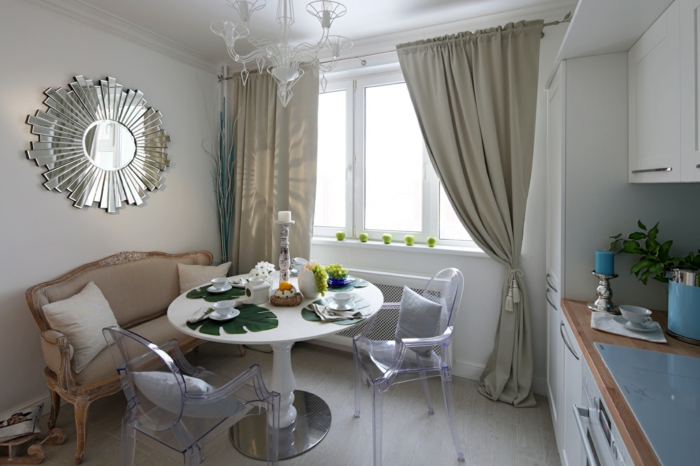 cortinas modernas, interior moderno, comedor con muebles en diseño vintage, espejo vintage en plateado, lámpara de araña original