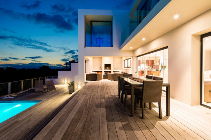 diseño de terraza en estilo contemporáneo, suelo de madera y comedor de madera, terrazas con encanto con piscina