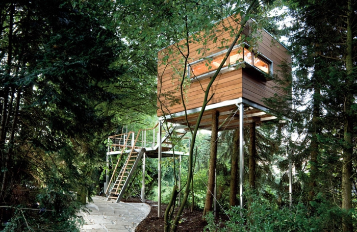 minicasas, cabaña de madera en los árboles en estilo moderno, ventana original, ideas bonitas para minicasas en la naturaleza