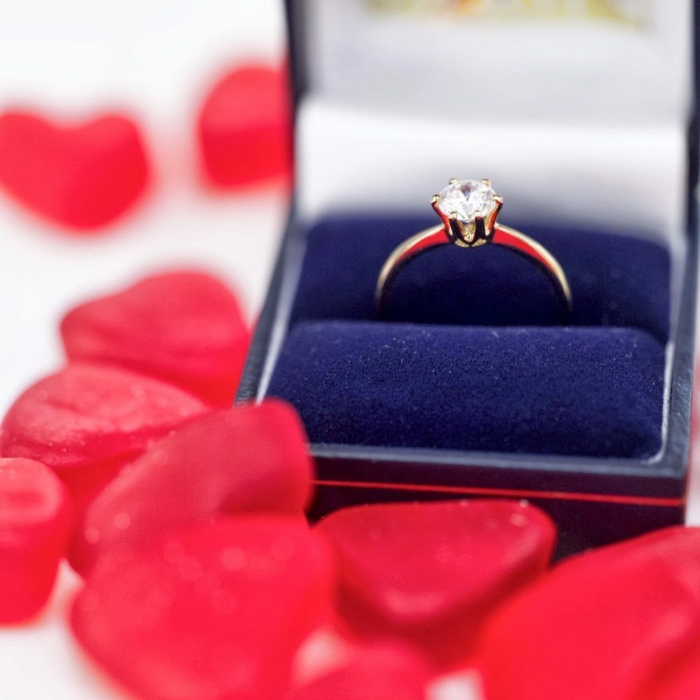 sorprender a tu pareja con una propuesta de matrimonio en el día de San Valentín, anillo de compromiso con diamante 