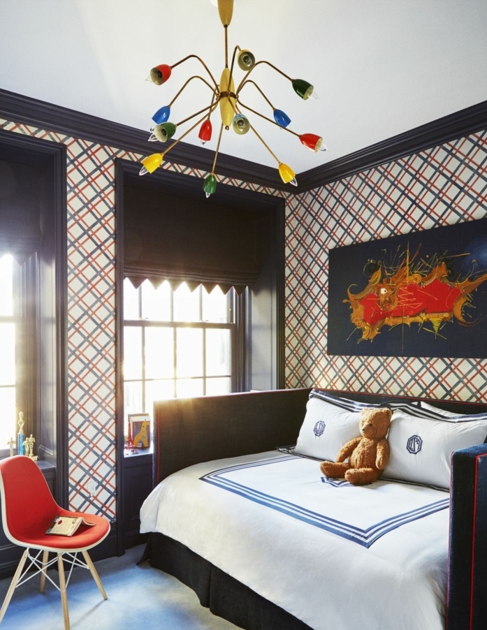 habitación moderna con paredes de papel pintado en rombos, propuestas para cuadros para dormitorios, lampara moderna en rojo, azul, verde y amarillo 