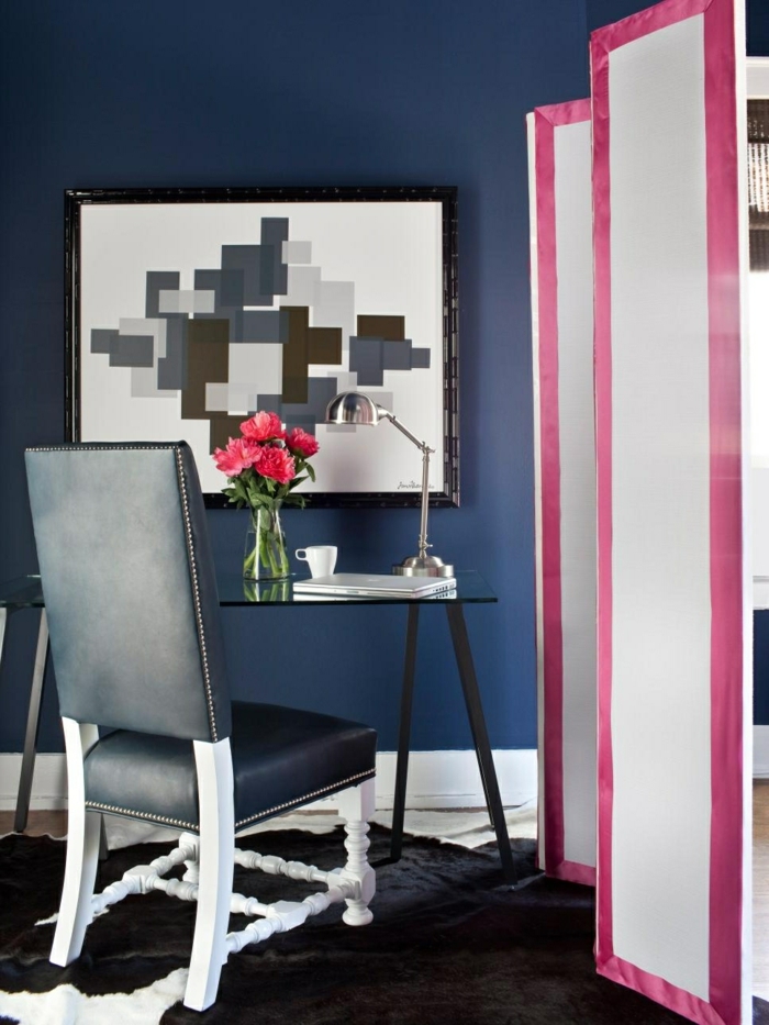 separadores, salón contemporáneo con muebles vintage, silla tapizada de piel, cuadro decorativo, separador de ambientes en blanco y rosado 