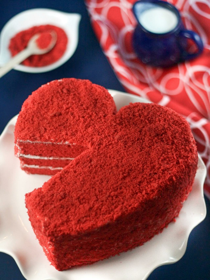 tarta de encanto en forma de corazón, ideas para sorprender a tu pareja en el día de los enamorados, tarta roja en forma de corazón