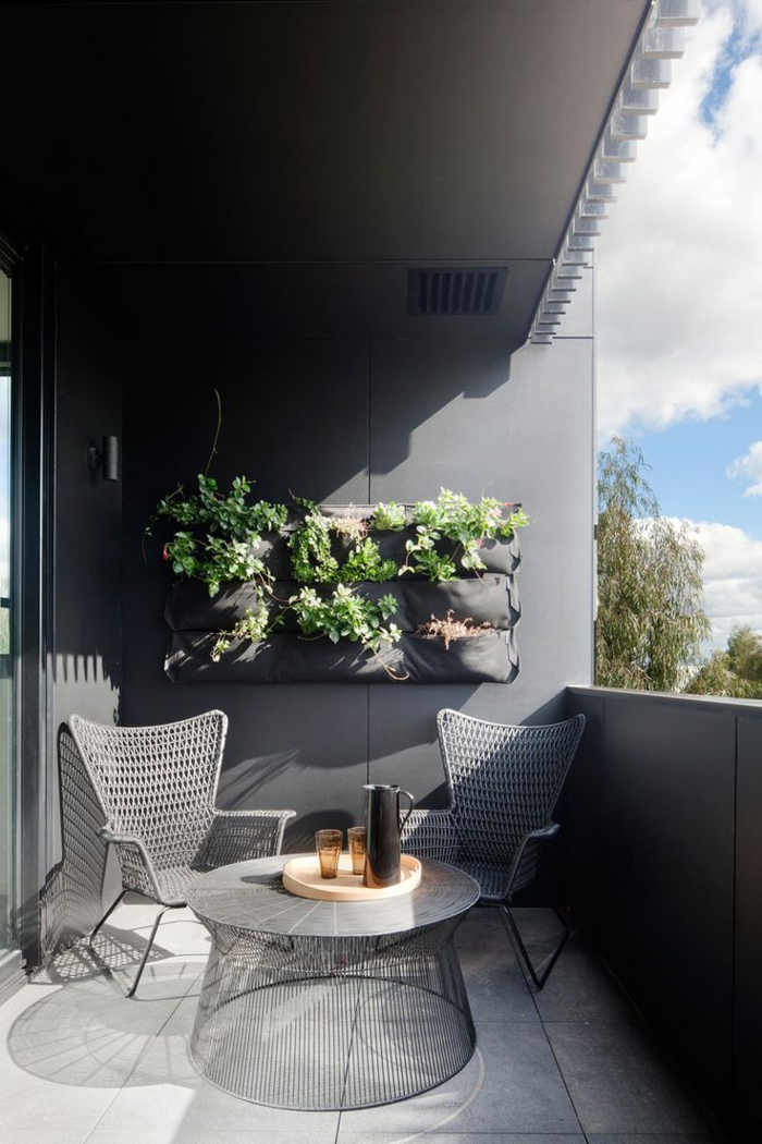 ideas de decoración de terraza DIY, macetero colgante original, pequeña mesa de diseño atractivo y sillas de rattan
