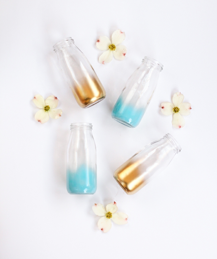 propuesta encantadora de manualidades con botellas, botellas con fondo colorido, botella de cristal que sirve de jarrón para flores