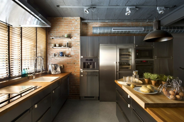 diseño de cocinas en estilo industrial, paredes de ladrillos, muebles laminados y grande barra con encimera de madera