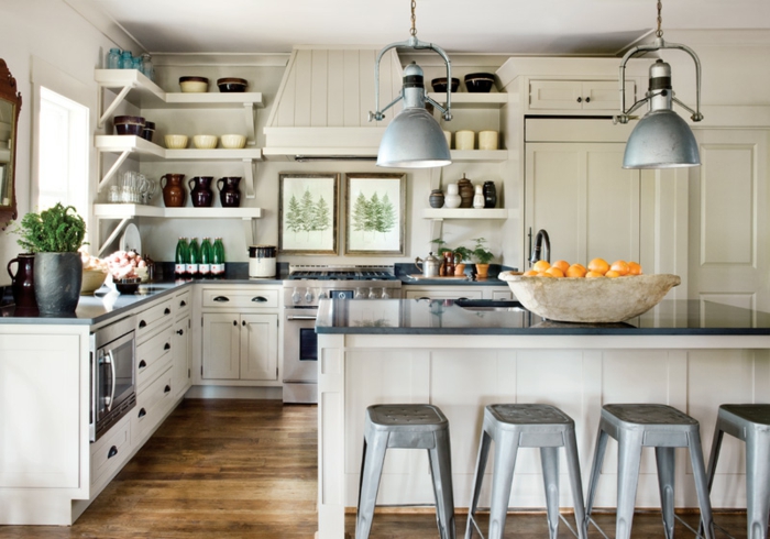 muebles de cocina de madera en blanco y gris, cocina acogedora y luminosa en estilo industrial con lámparas vintage y suelo de paruqet 