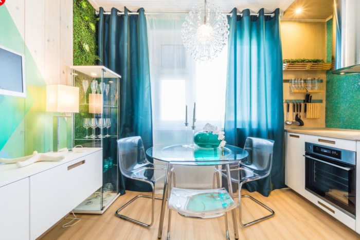 cortinas modernas, color aguamarina, cocina en colores frescos, suelo de parquet, mesa y sillas modernas transparentes
