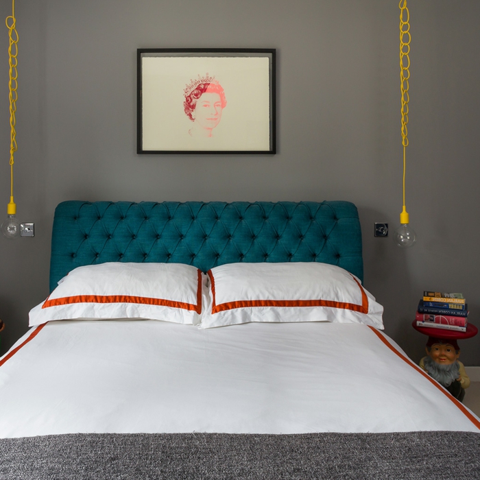 extravagante propuesta para un dormitorio en estilo ecléctico, cama vintage en capitoné en aguamarina, cuadros para dormitorios modernos