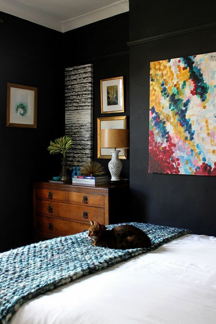 habitación moderna con paredes en negro y pintura impresionista en colores, cuadros para dormitorios modernos y contemporáneos 