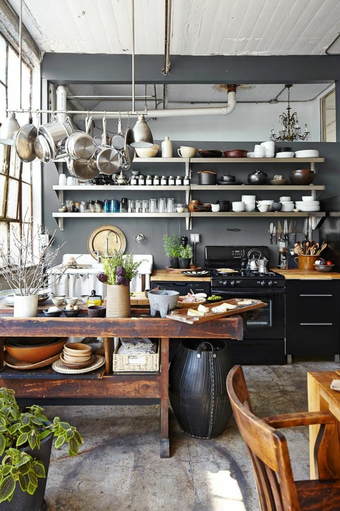 cocina con comedor en estilo rústico, muebles de cocina vintage de madera, ideas originales para la cocina, decoración de plantas verdes