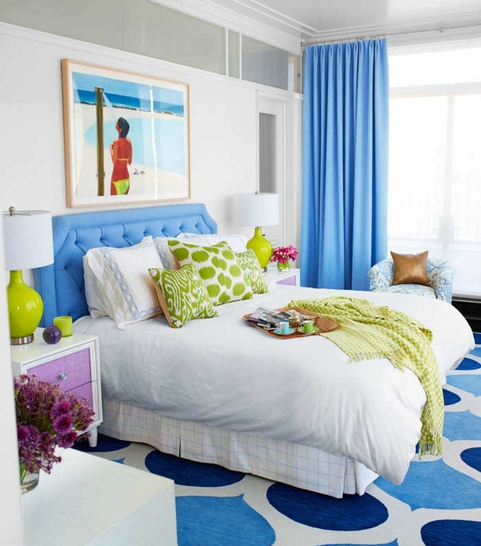 cuarto en colores claros, detalles en azul cerúleo y verde manzana, paredes en blanco, cuadros para dormitorios modernos 