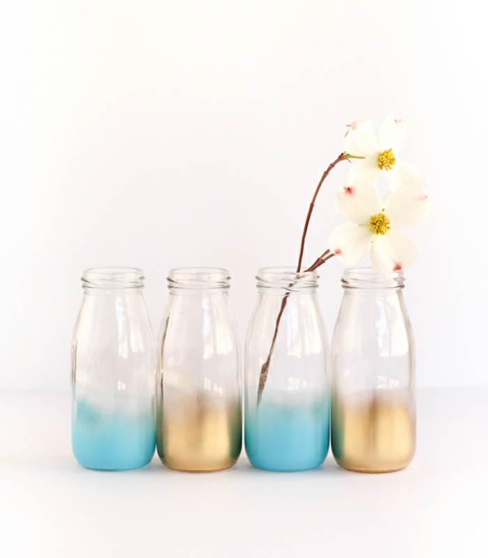botellas decoradas con efecto hombre, botellas de vidrio con fondo decorado en dorado y azul, precioso jarrones para flores
