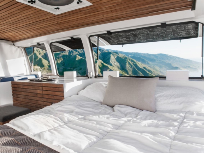 minicasas, cama matrimonio cómoda, diseño de una minicasa en blanco, techo con revestimiento de madera, bonita vista a la montaña