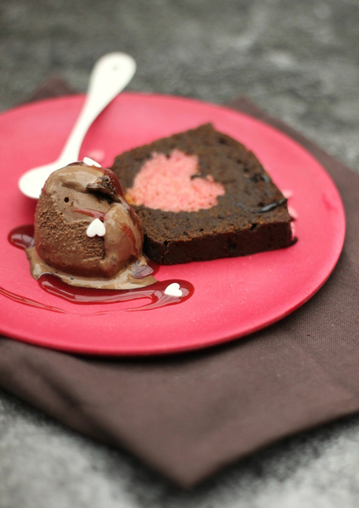  sorpresas divertidas para el 14 de febrero, pasos para hacer una tarta decorada de corazones, ideas DIY san valentin 