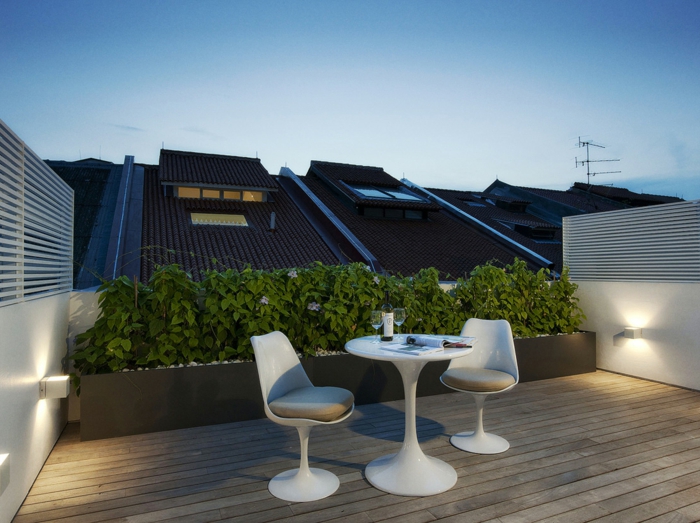 diseño sencillo, balcón con decoración de plantas verdes, muebles en blanco pequeños, terraza para el verano 