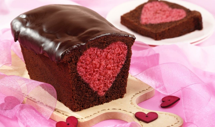 ideas originales para sorprender a tu pareja, tarta de chocolate con decoracion en forma de coraciones, preciosas propuestas para San Valentín 