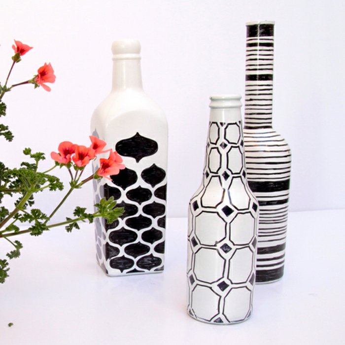 proyectos artesanales para decorar la casa, botellas de vino de diferente forma y tamaño decoradas en blanco y negro, botellas decoradas DIY