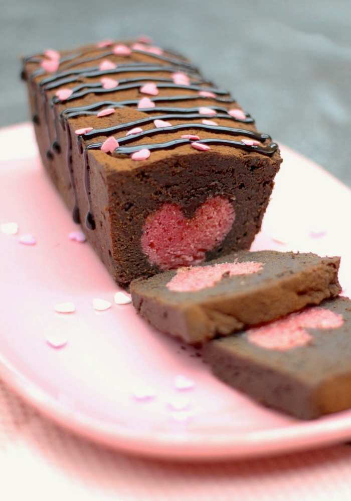 pastel de chocolate con decoración de corazones en color rosa, regalos para novios DIY, recetas para sorprender a tu pareja 