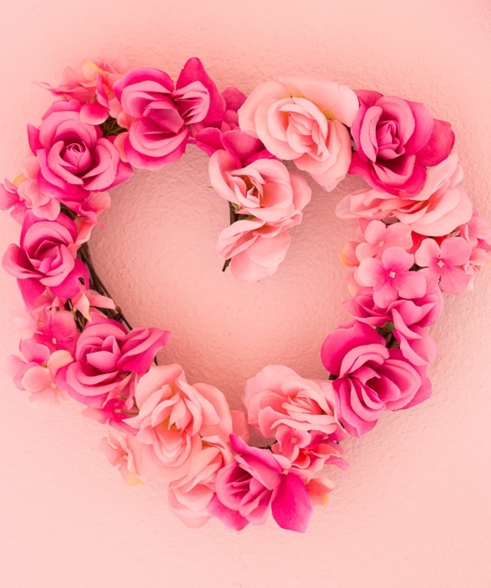 regalos para novios originales, corona de flores, rosas rosas artificiales, preciosa guirnalda en forma de corazón para decorar la casa 