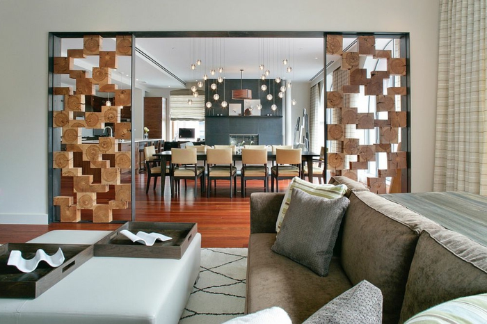 separadores, salón espacioso con sofá tapizado en terciopelo, separador de ambientes original, grande comedor con lámparas atractivas