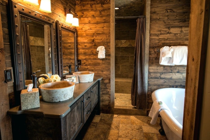 diseño preciosos de baños rústicos, cuarto de baño revestido de madera con espejo vintage ornamentado hecho de hierro y bañera vintage con patas garra