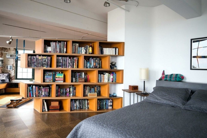 separadores de ambientes, armario de madera puesto para separar las habitaciones, biblioteca de diseño original, paredes en blanco y baldosas en marrón