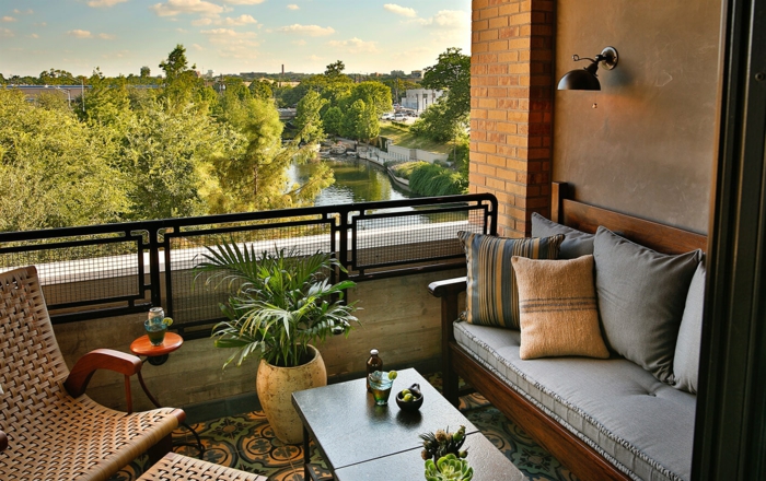 fotos de terrazas con vistas, terraza decorada en estilo bohemio, sillones de rattan modernos y decoración de plantas verdes 