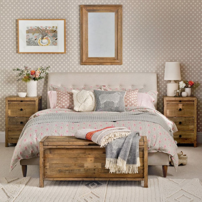 cuarto en colores pastel, papel pintado en fondo gris y puntos en rosado, muebles de madera en estilo vintage, cuadros para dormitorios clásicos 