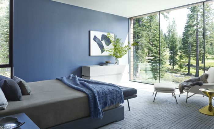 dormitorio con vista pintado en azul porcelana, ideas con cuadros para dormitorios, pintura impresionista, cama moderna y suelo de moqueta