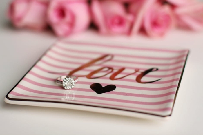 ideas de regalos originales para novios, como regalar un anillo de compromiso con diamante para el dia de los enamorados 