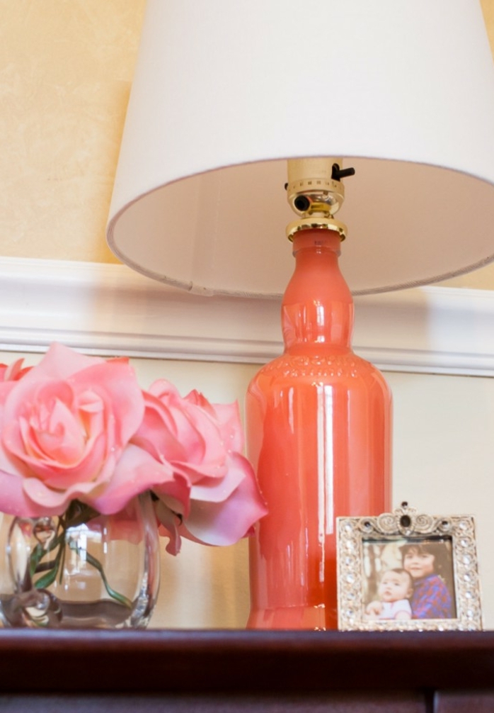 proyectos artesanales útiles con botellas decoradas, botella de vidrio pintada en anaranjado, lámpara DIY