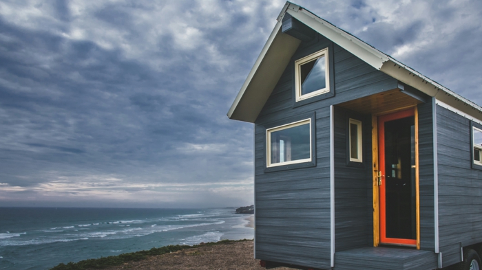 minicasas, casa de diseño simple en la orilla del mar, revestimiento de madera en color índigo, preciosa vista al mar