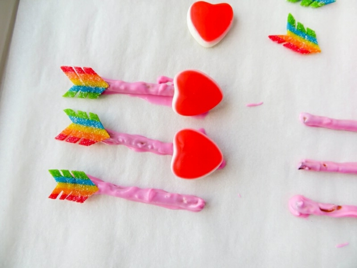 flechas amorosas de cupido, como hacerlas paso a paso, sorpresas divertidas para novios para el dia de San Valentín, caramelos en forma de corazones 