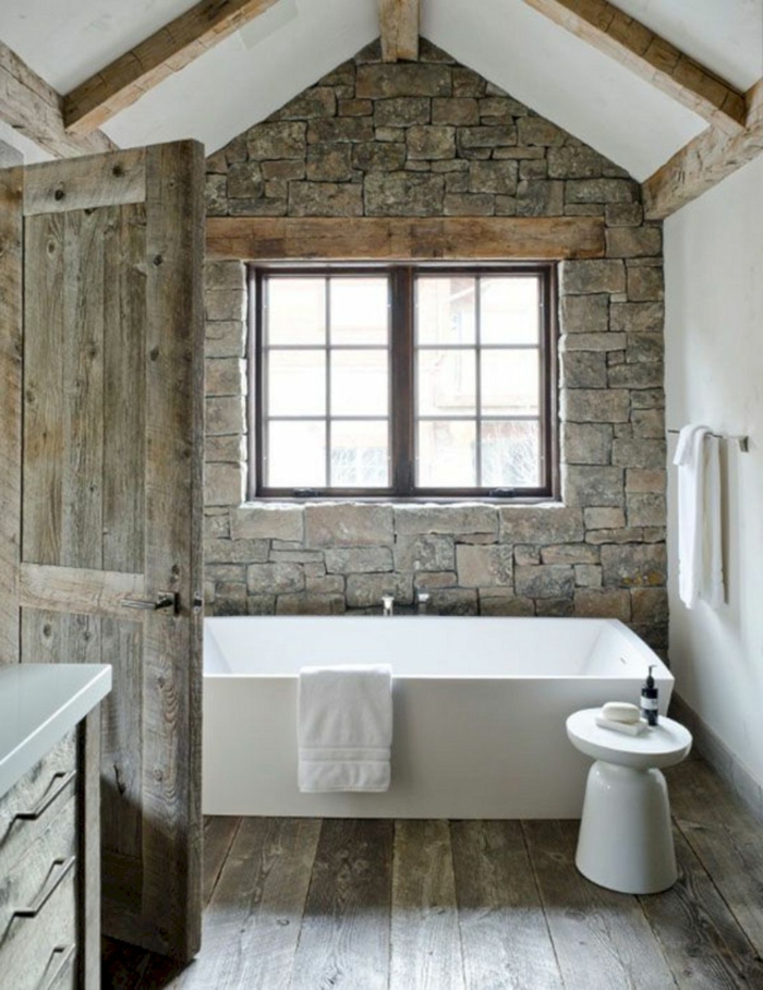 baño abuhardillado revestido de madera, propuesta para diseño de baños rústicos, bañera blanca moderna con pequeña silla en blanco 