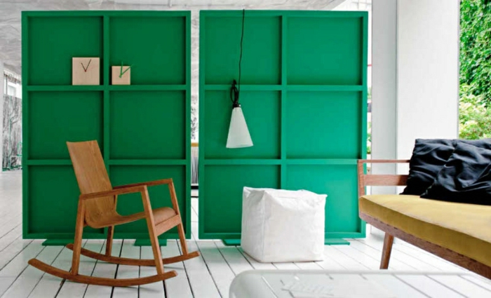 separadores de ambientes, veranda amueblada, separador de ambientes en dos partes hecho de madera y pintado en verde, suelo de madera pintado en blanco 