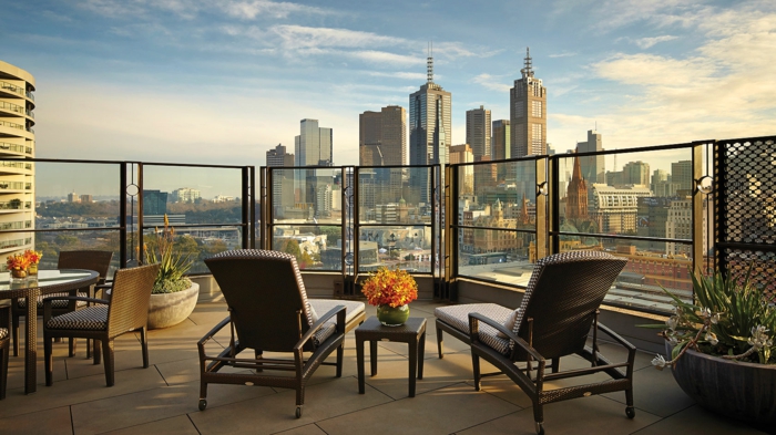 propuesta encantadora de decoracion terrazas, sillones de estilo moderno, terraza con preciosa vista a Nueva York