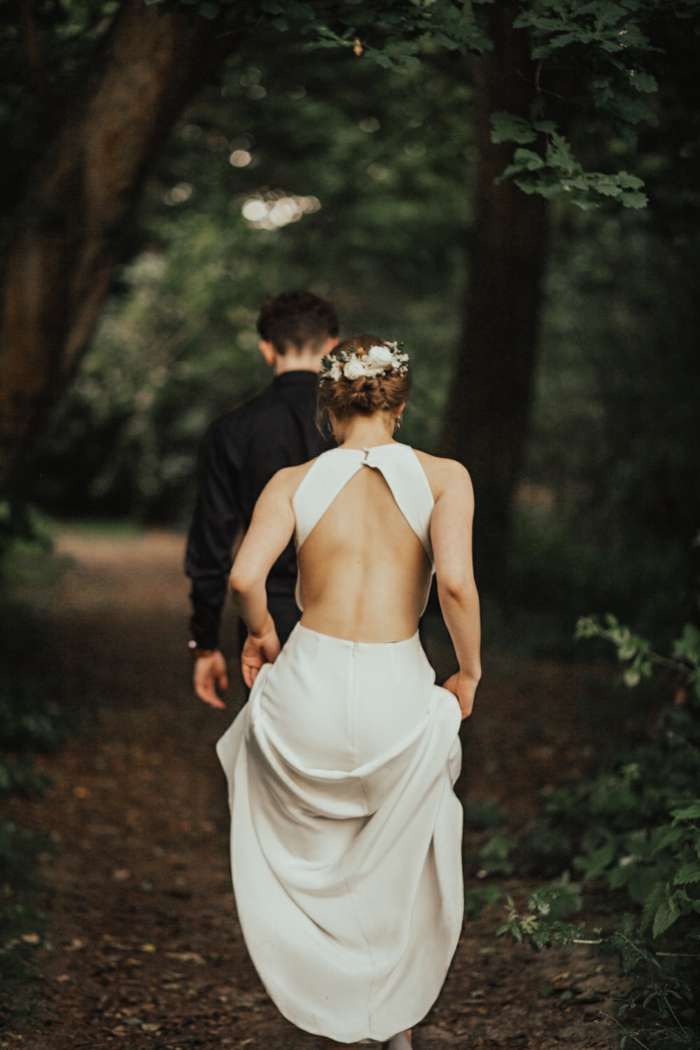 vestidos de novia, vestido sencillo con espalda original, espalda descubierta con dos correas anchas, pelo recogido con decoración de rosas blancas