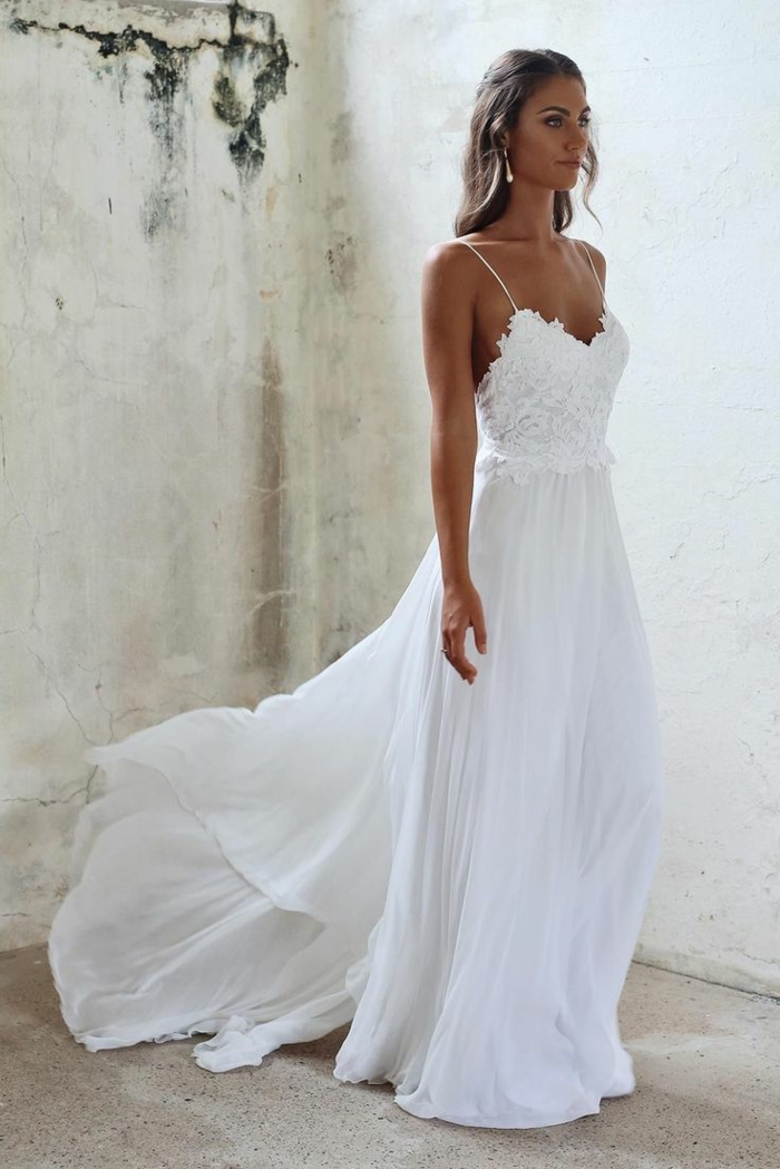 vestidos de novia, propuesta en blanco con larga falda de algodón y parte superior de encaje con correas muy delgadas, pelo ondulado semirecogido
