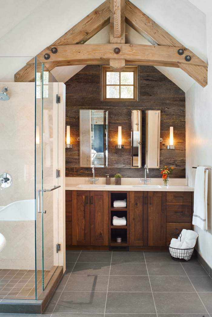 tendencias 2018 en los baños rústicos modernos, elementos con vigas de madera, armarios y cabina de ducha modernos