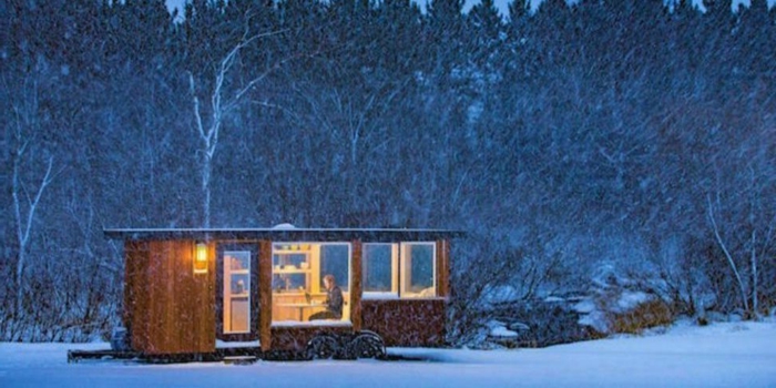 mini casas, cabaña de madera aislada en el bosque, paisaje invernal bonito, pequeña casa de madera con muchas ventanas