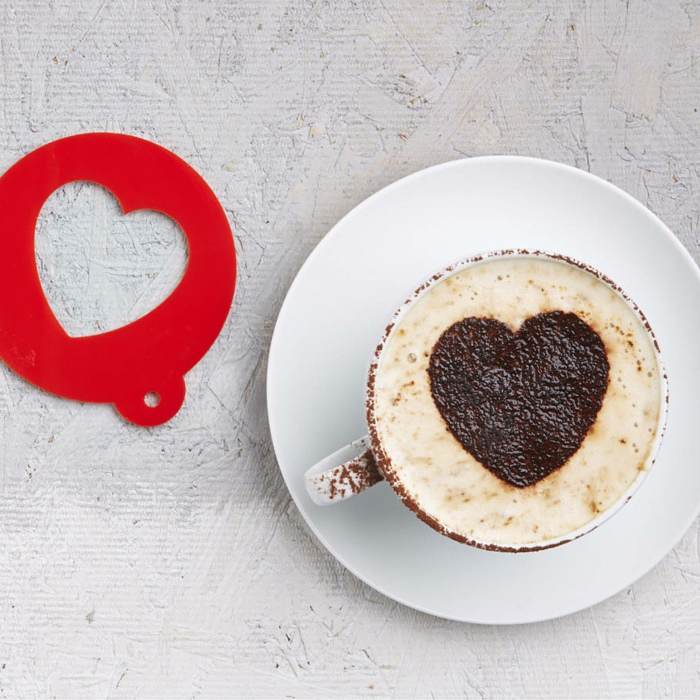 idea para hacer una sorpresa especial en el Día de san Valentin ,regalos originales para novios, café con leche con ornamento de corazón 