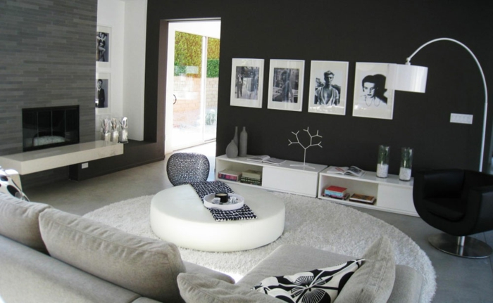manualidades con fotos, elegante salón con muebles modernos decorado en blanco y negro, pared pintada en negro con fotografías viejas