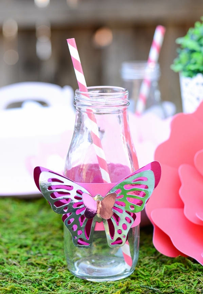 pequeña botella de cristal decorada con una mariposa decorativa, manualidades con botellas de plastico y vidrio, ideas bonitas con materiales reusados